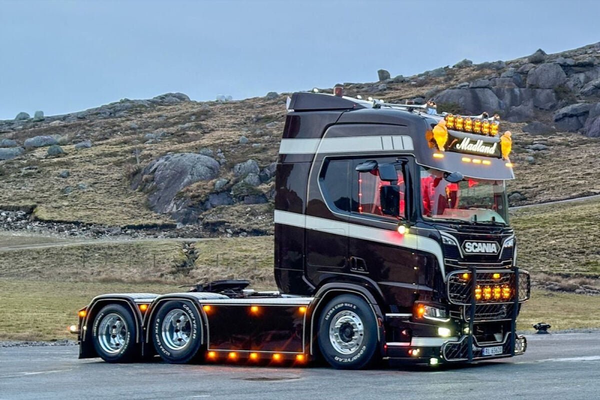 Madland; SCANIA R HIGHLINE CR20H 6X2 TAG AXLE - Celt Models