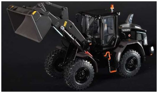 Black Edition w/Bucket on Michelin 20-5 R25 XHA2 1/32