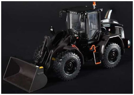Black Edition w/Bucket on Michelin 20-5 R25 XHA2 1/32