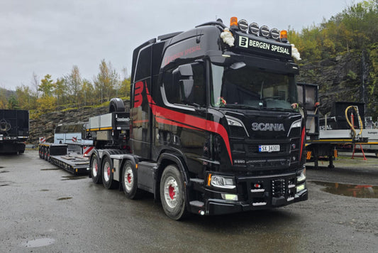 Bergen Spesialtransport; SCANIA R HIGHLINE CR20H 8X4 WITH ADD ON AXLE LOW LOADER WITH DOLLY 2 AXLE - 4 AXLE