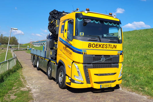 Boekestijn; VOLVO FH 5 SLEEPER CAB RIGED FLATBED TRUCK 8X2 TAG AXLE WITH PALFINGER PK 92002 SH + JIB - Celt Models