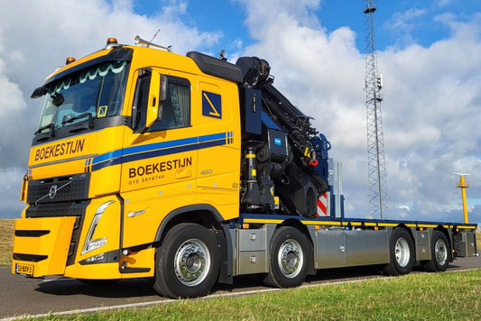 Boekestijn; VOLVO FH 5 SLEEPER CAB RIGED FLATBED TRUCK 8X2 TAG AXLE WITH PALFINGER PK 92002 SH + JIB - Celt Models