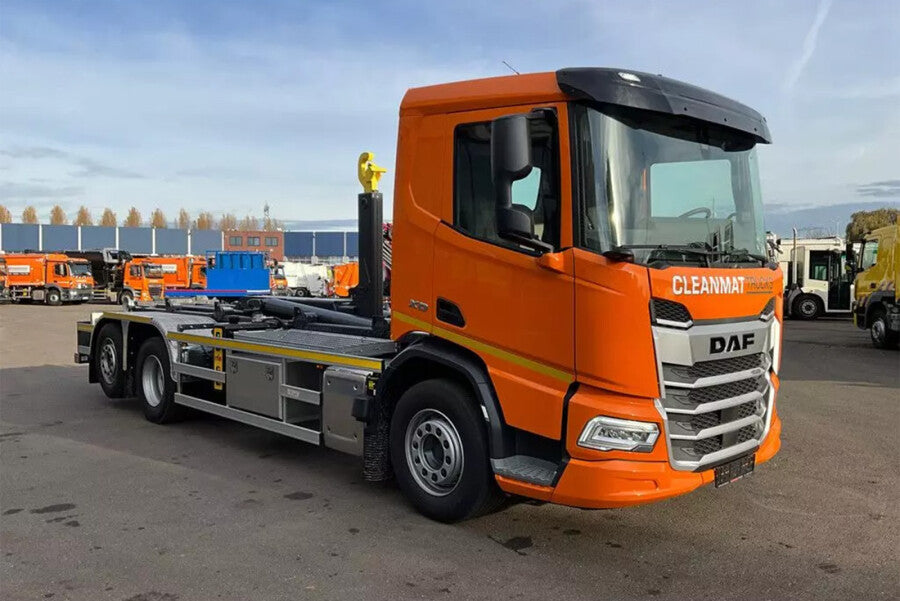 CLEANMAT Trucks; DAF XD DL MY25 6X2 TAG AXLE RIGED TRUCK WITH HOOKLIFT SYSTEM + 15M3 CONTAINER