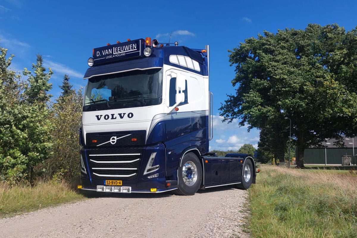 D. van Leeuwen; VOLVO FH5 GLOBETROTTER 4X2