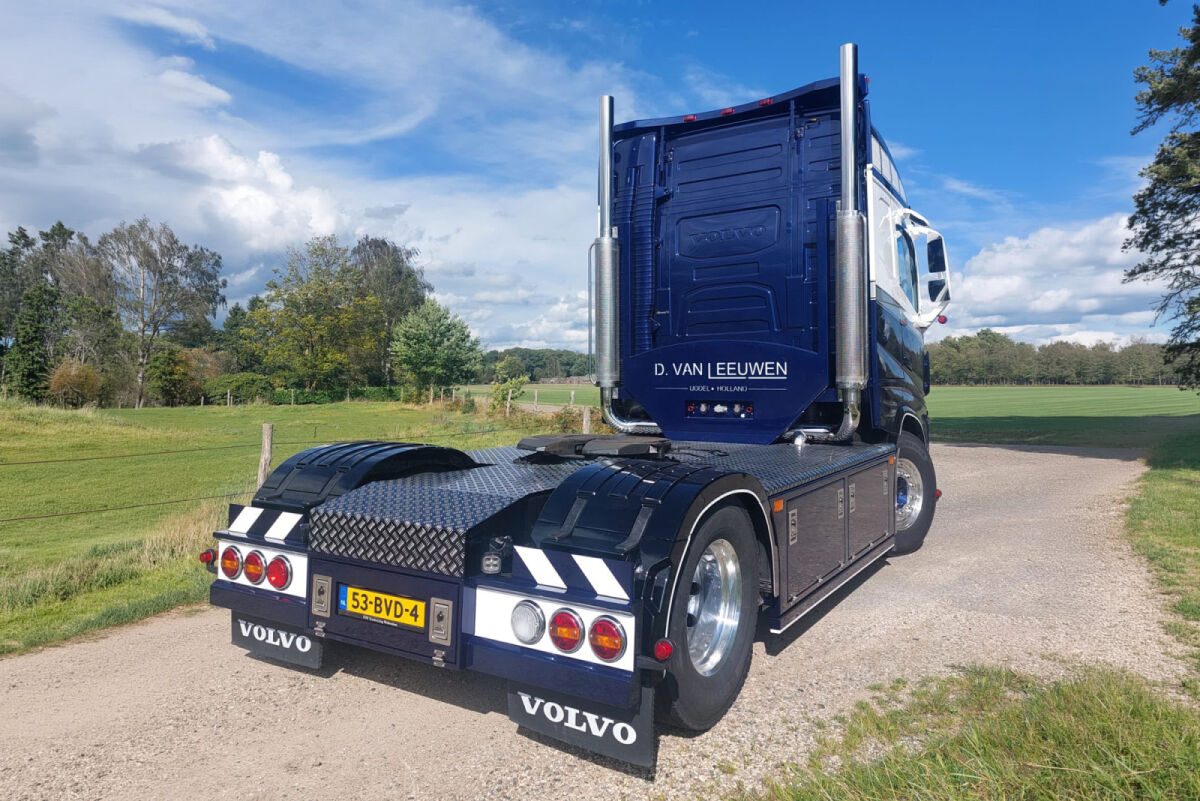 D. van Leeuwen; VOLVO FH5 GLOBETROTTER 4X2