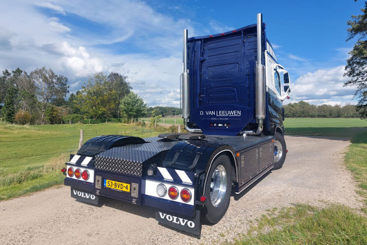 D. van Leeuwen; VOLVO FH5 GLOBETROTTER 4X2