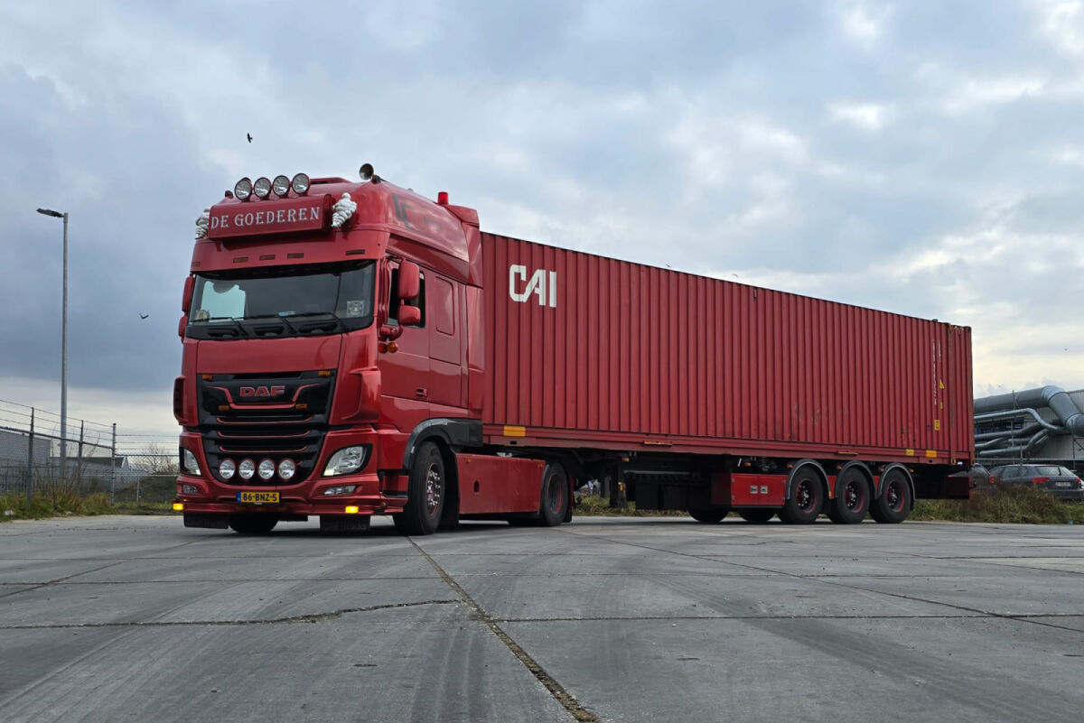 De Goederen; DAF XF SUPER SPACE CAB MY2017 4X2 FLEX CONTAINER TRAILER - 3 AXLE + 45FT CONTAINER