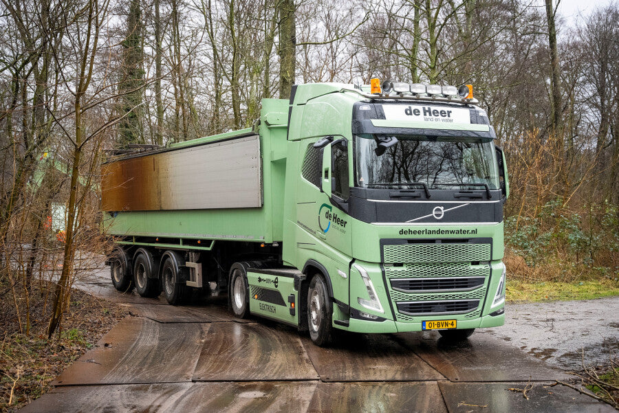 De Heer land en water; VOLVO FH5 GLOBETROTTER ELECTRIC 4X2 TIPPER TRAILER - 3 AXLE