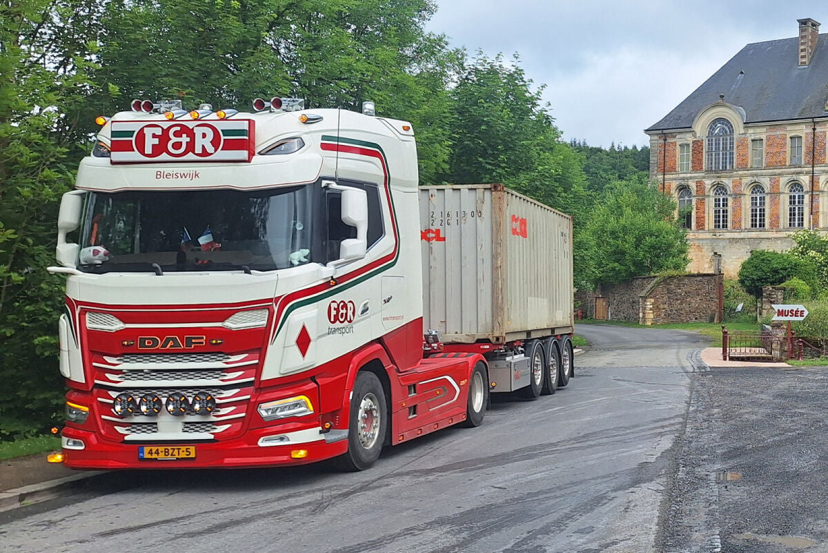 F&R Transport; DAF XG+ MY25 4X2 FLEX CONTAINER TRAILER - 3 AXLE + 20FT CONTAINER