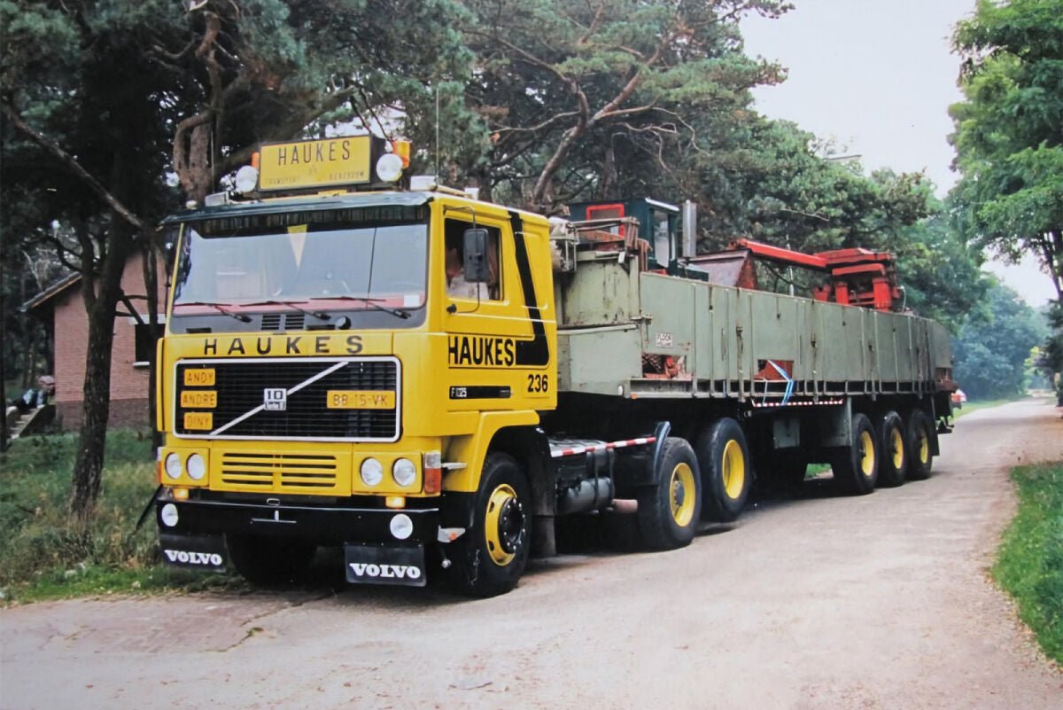 Haukes; VOLVO F10 6X2 TAG AXLE CLASSIC BRICK TRAILER - 3 AXLE - Celt Models