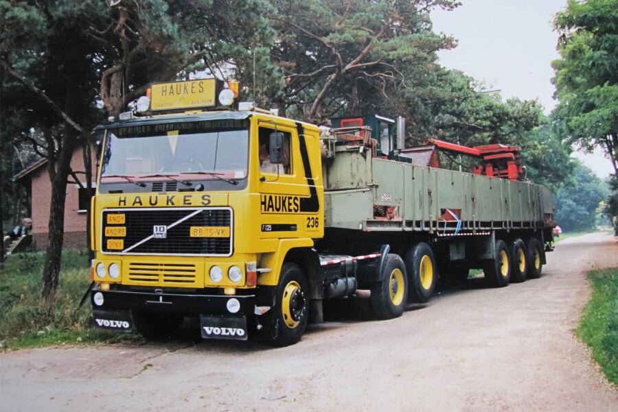 Haukes; VOLVO F10 6X2 TAG AXLE CLASSIC BRICK TRAILER - 3 AXLE - Celt Models