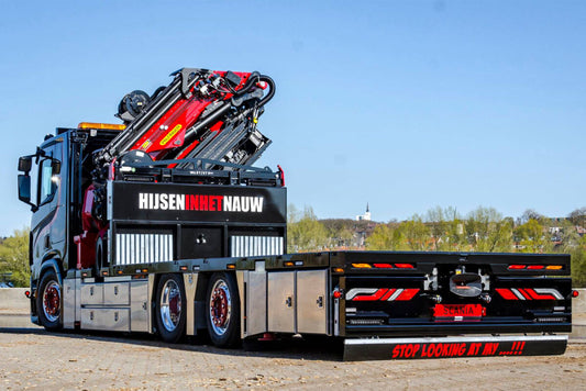 Hijsen in het Nauw; SCANIA R FLAT ROOF SLEEPER CAB RIGED FLATBED TRUCK 6X2 TAG AXLE WITH PALFINGER PK 65002 SH + JIB