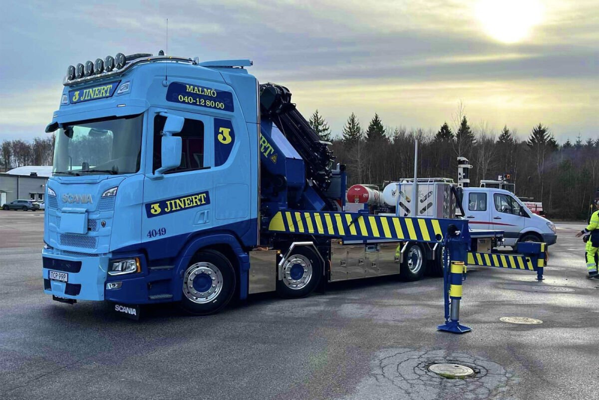 Jinert; SCANIA R HIGHLINE CR20H RIGED FLATBED TRUCK 8X2 TAG AXLE WITH PALFINGER PK 78002 SH + JIB - Celt Models