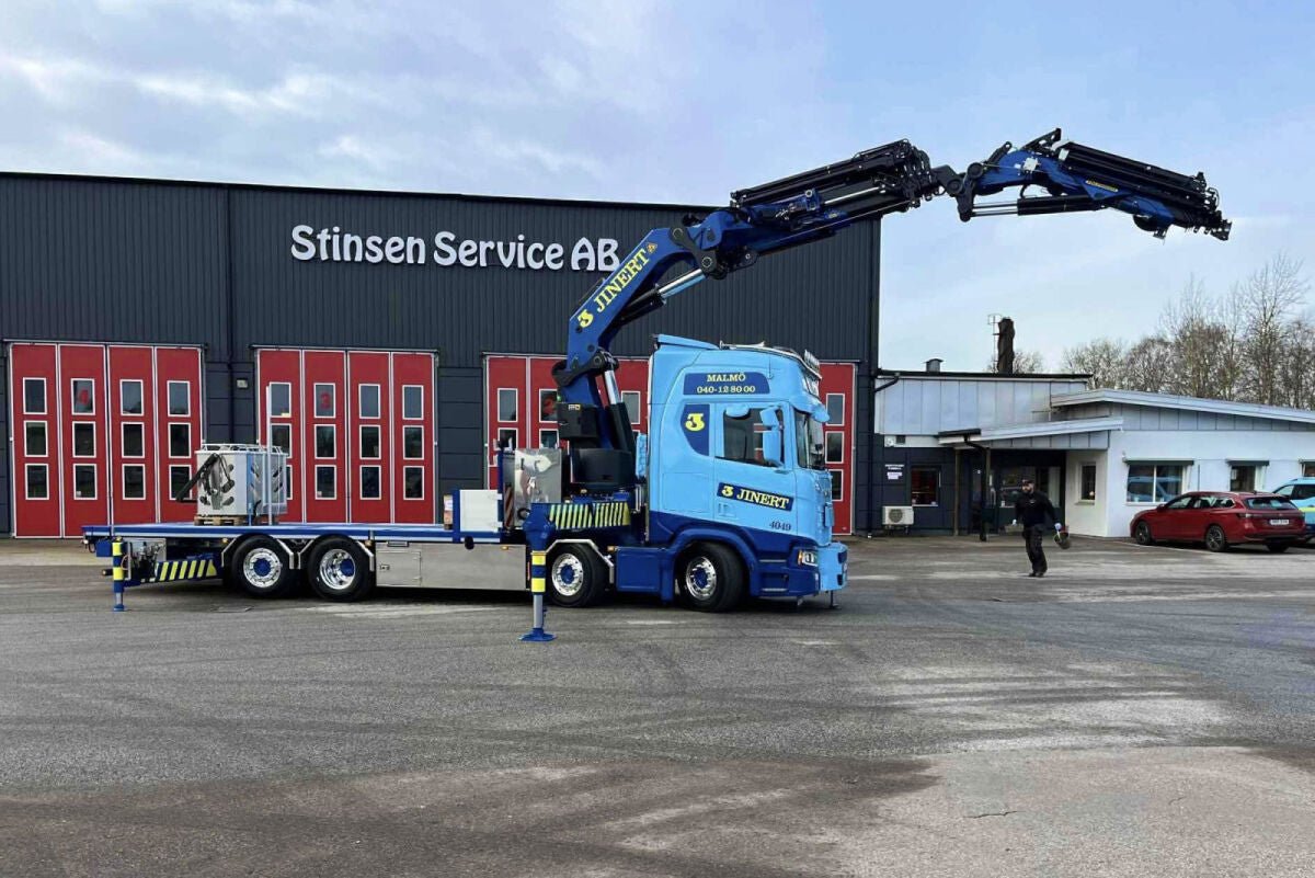 Jinert; SCANIA R HIGHLINE CR20H RIGED FLATBED TRUCK 8X2 TAG AXLE WITH PALFINGER PK 78002 SH + JIB - Celt Models