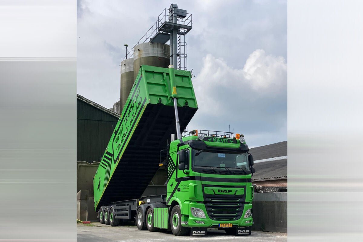 Kievit Transport B.V.; DAF XF SPACE CAB MY2017 6X2 TWIN STEER TIPPER VOLUME TRAILER - 3 AXLE - Celt Models