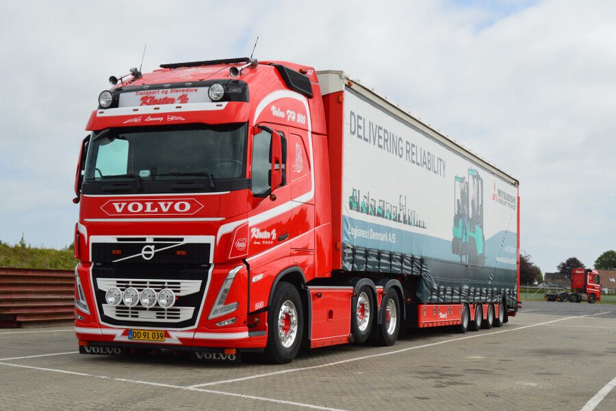 Kloster A/S; VOLVO FH5 GLOBETROTTER XL 6X2 TWIN STEER SEMI WITH CURTAIN AND RAMPS - 4 AXLE - Celt Models