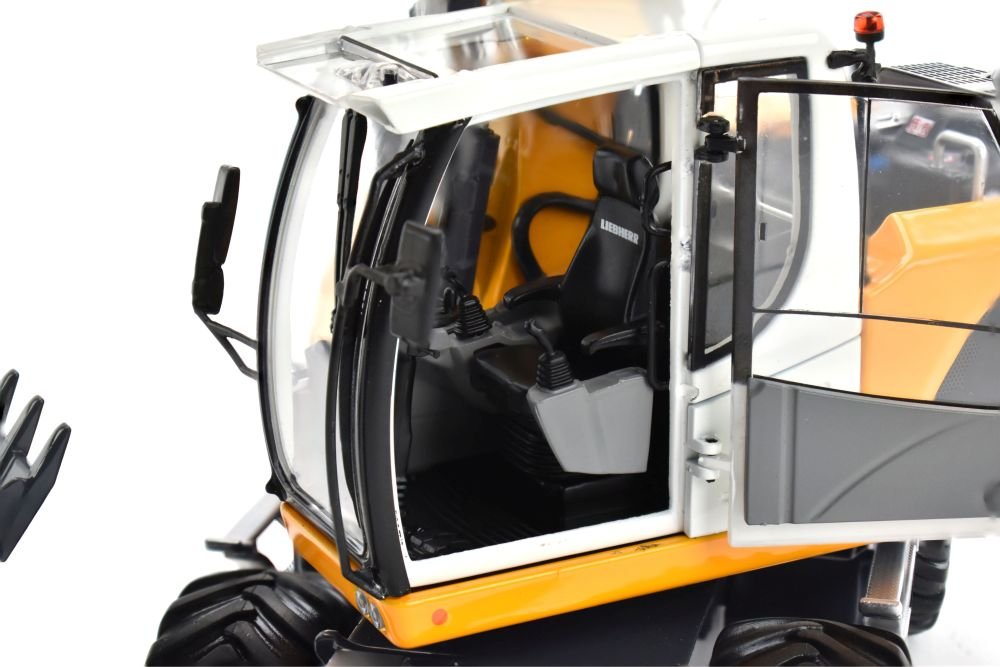 Liebherr A916 Wheeled Excavator w/Nokian Tyres and w/Disconnectable Standard Bucket 1/32 - Celt Models