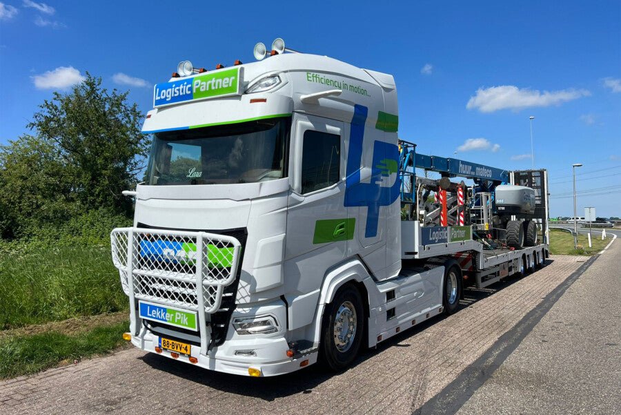 Logistic Partner; DAF XG+ 4X2 SEMI LOW LOADER WITH RAMPS - 3 AXLE - Celt Models