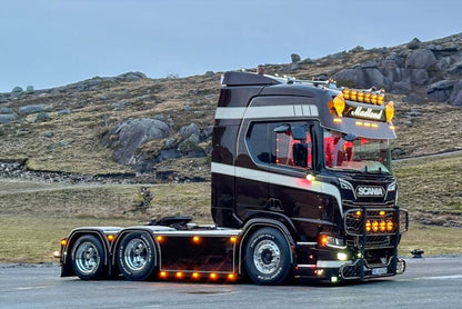 Madland; SCANIA R HIGHLINE CR20H 6X2 TAG AXLE - Celt Models