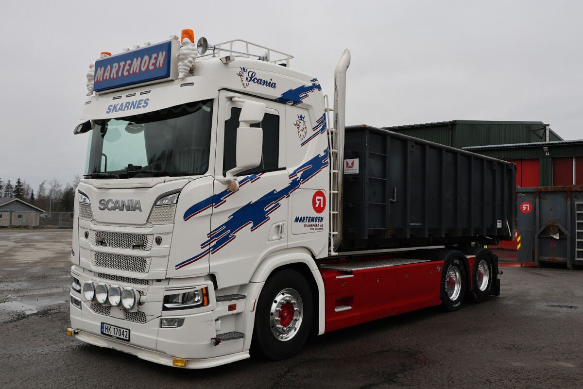 Martemoen; SCANIA R NORMAL CR20N RIGED TRUCK WITH HOOKLIFT SYSTEM 6X2 TAG AXLE + 15M3 CONTAINER - Celt Models