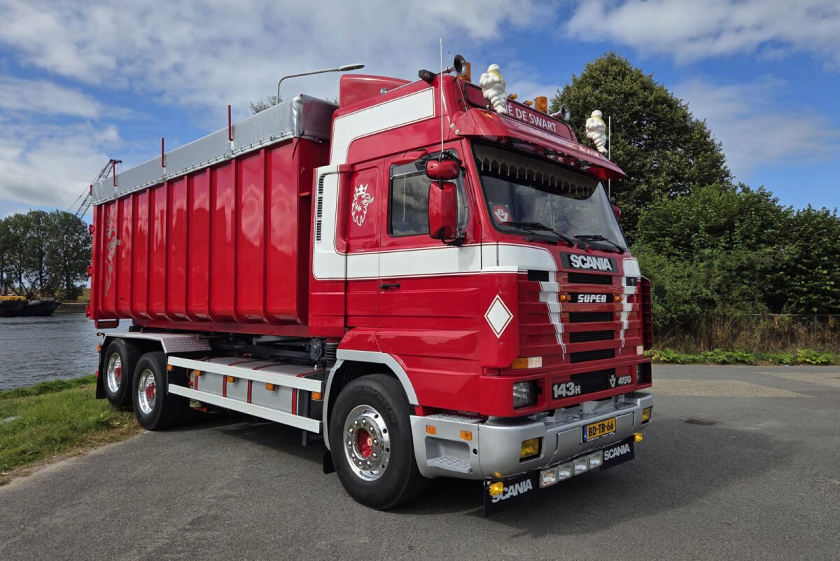 Rene de Swart; SCANIA 3 SERIES STREAMLINE CABLE SYSTEM 6X2 TAG AXLE + 40M3 CONTAINER - Celt Models