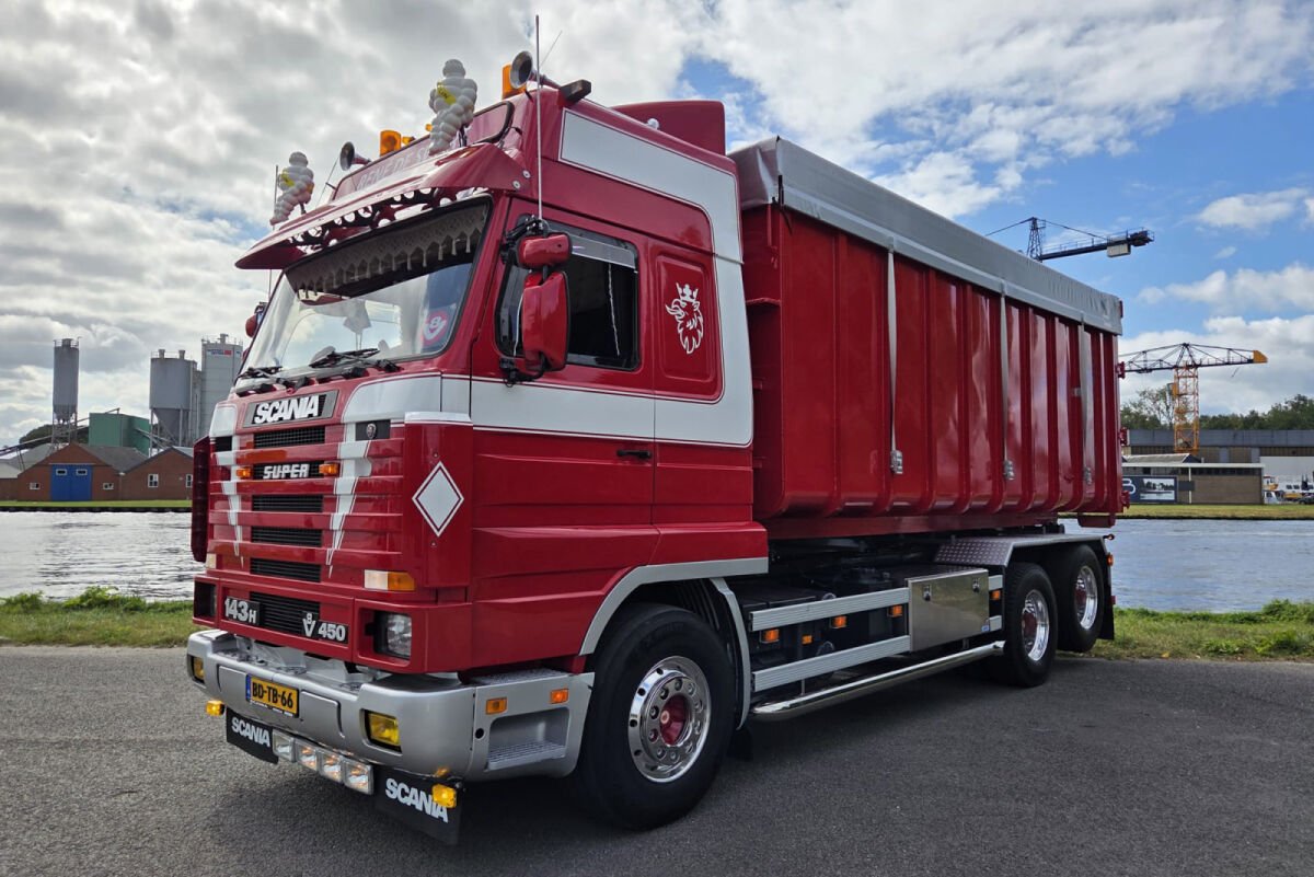Rene de Swart; SCANIA 3 SERIES STREAMLINE CABLE SYSTEM 6X2 TAG AXLE + 40M3 CONTAINER - Celt Models
