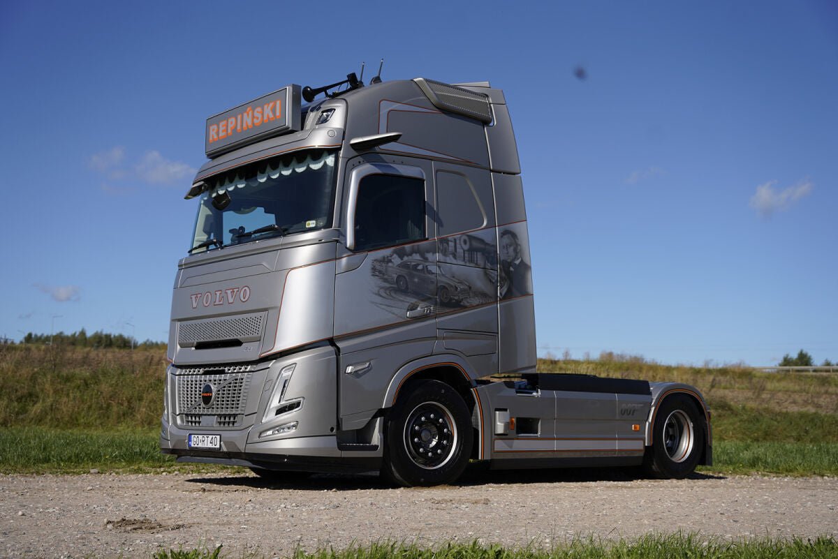 Repinski; VOLVO FH AERO GLOBETROTTER XL 4X2 - Celt Models