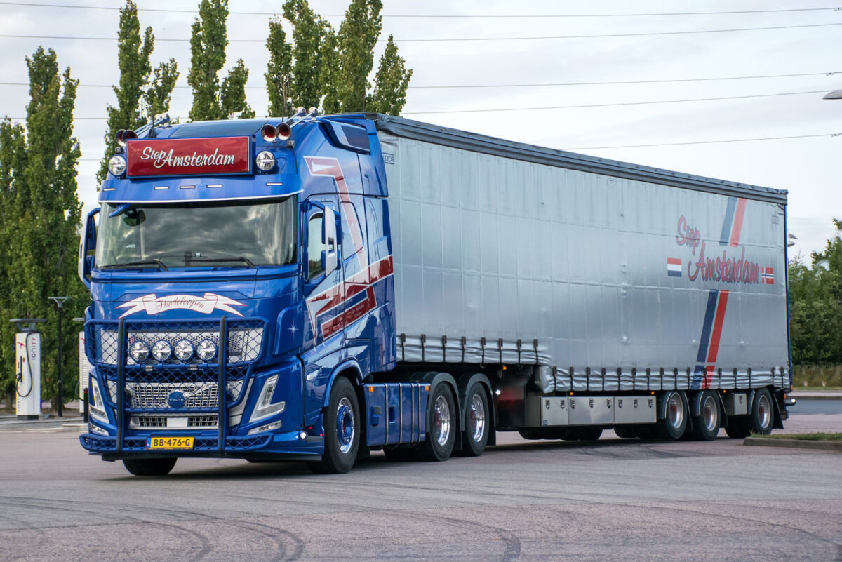 Siep Amsterdam; VOLVO FH AERO GLOBETROTTER XXL 6X2 TAG AXLE SEMI WITH CURTAIN TRAILER - 3 AXLE
