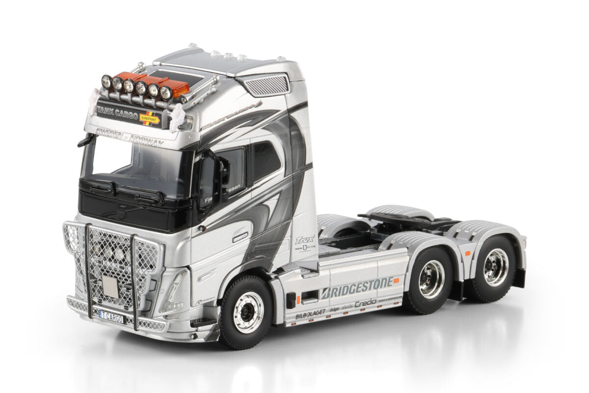 Tank Cargo; VOLVO FH5 GLOBETROTTER XL 6X2 TAG AXLE