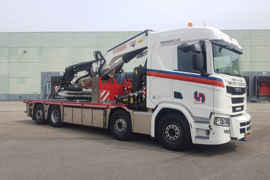 Van Noort Transporten; SCANIA R NORMAL CR20N RIGED FLATBED TRUCK 8X2 TAG AXLE WITH FASSI 1100 + JIB - Celt Models