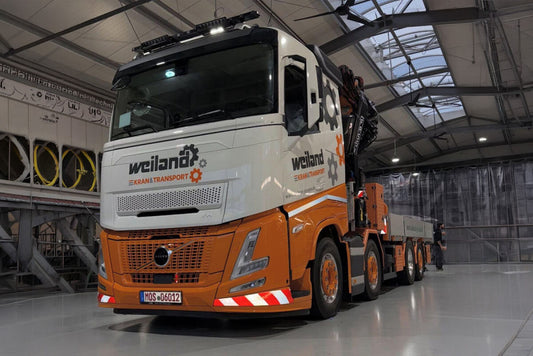 Weiland; VOLVO FH AERO SLEEPER CAB RIGED FLATBED TRUCK 8X2 TAG AXLE WITH FASSI 1100 + JIB