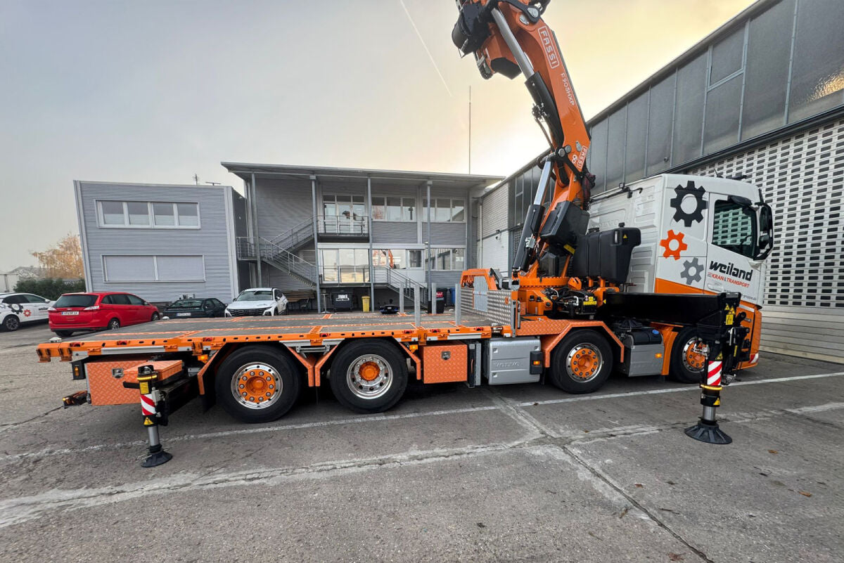Weiland; VOLVO FH AERO SLEEPER CAB RIGED FLATBED TRUCK 8X2 TAG AXLE WITH FASSI 1100 + JIB