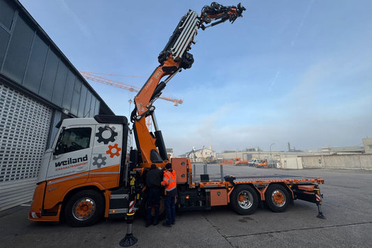 Weiland; VOLVO FH AERO SLEEPER CAB RIGED FLATBED TRUCK 8X2 TAG AXLE WITH FASSI 1100 + JIB