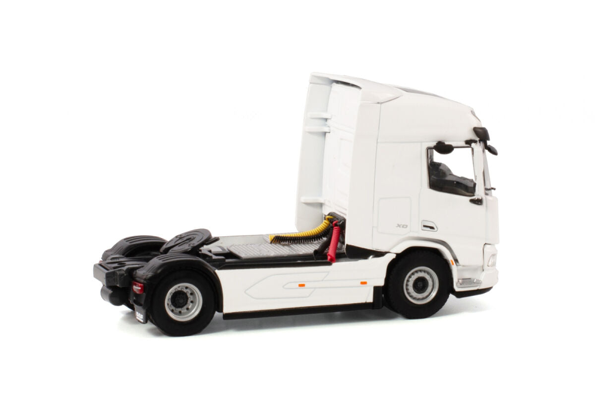 White Line; DAF XD 4X2