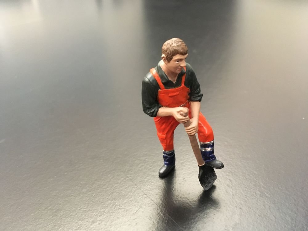 Worker digging with spade Orange safety jacket 1/32 - Celt Models